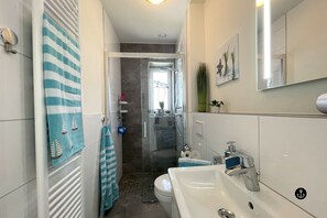 Townhome | Bathroom | Separate tub and shower, hair dryer