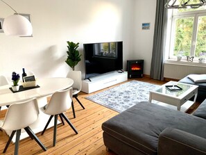 Televisie, een open haard en boeken