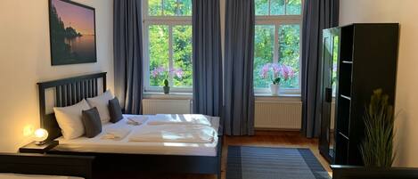 2 dormitoris, planxa i posts de planxar i un bressol de viatge