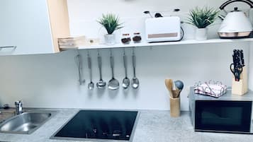 冰箱、微波炉、烤箱、炉灶