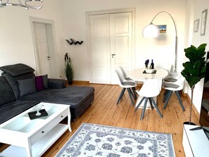 Interior - "Superior Apartment: Luxurious Getaway with Shared Sauna and Garden in Rostock" (Rostock)