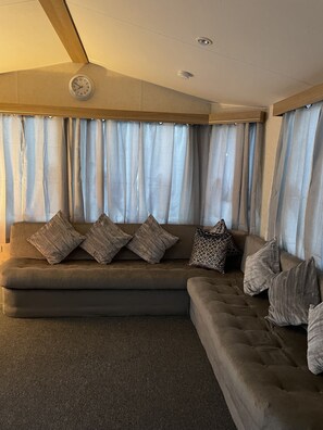 تلفزيون ذكي، ألعاب فيديو، كُتُب