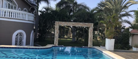 Piscine extérieure, piscine à débordement