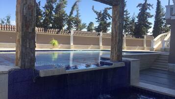Outdoor pool, an infinity pool