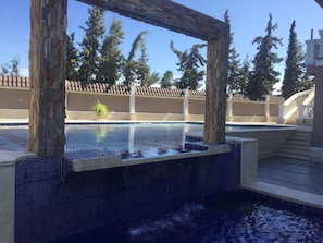 Piscina all'aperto, una piscina a sfioro
