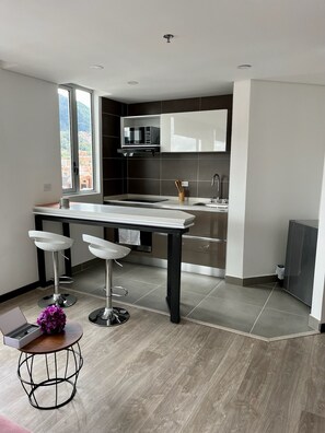 Kühlschrank, Mikrowelle, Ofen, Wasserkocher