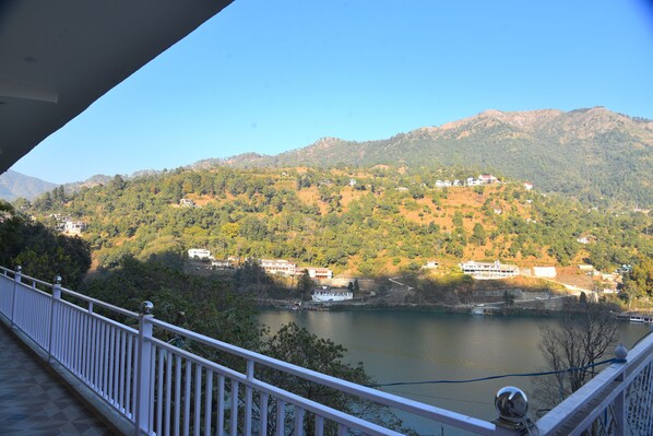 Vista frontal de la propiedad