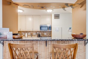 Wasserkocher mit Kaffee-/Teezubehör, Kühlschrank, Mikrowelle, Ofen