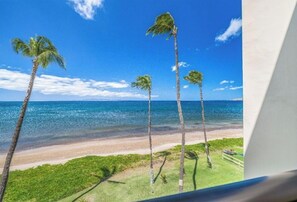 På stranden, solstolar och strandhanddukar