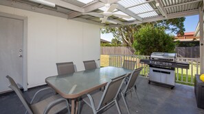 Outdoor dining - Idle Hours - Pet Friendly - 5 Mins Walk to Beach (Culburra Beach)