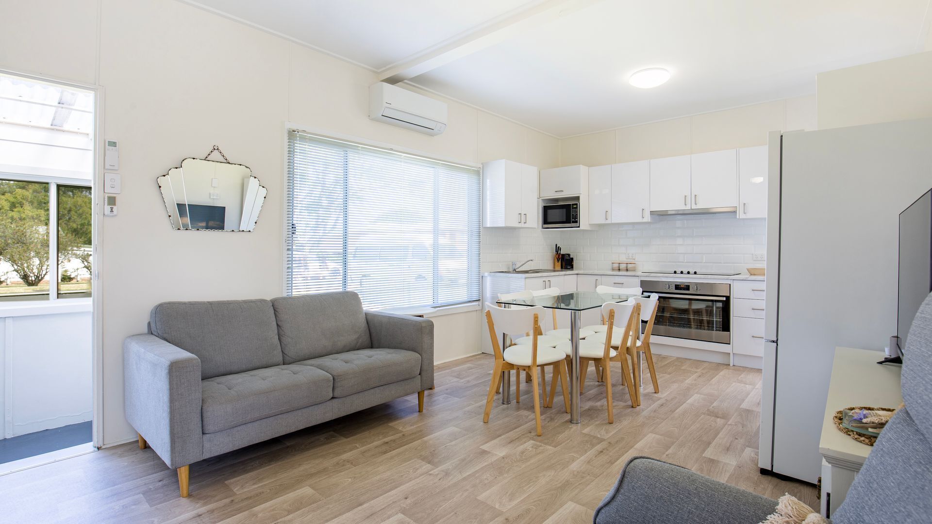 Smart TV, libros y estéreo 