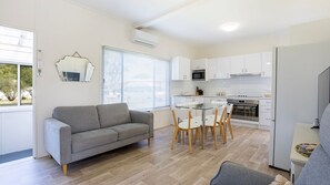 Smart-TV, Bücher, Stereoanlage