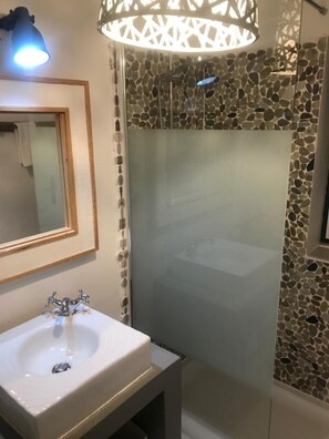 Dusche, Haartrockner, Bidet, Handtücher