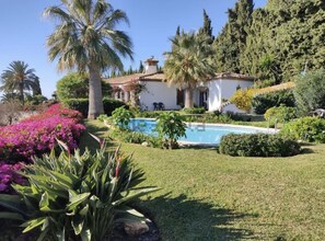 Alberca al aire libre y alberca climatizada
