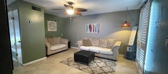 Red Door Bungalow-15 minutes to BEACH + Pet-Friendly!