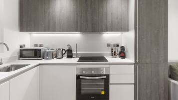 Køleskab, mikrobølgeovn, ovn, kogeplade