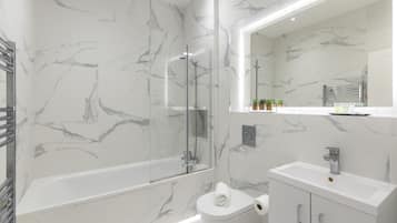 Combined shower/bathtub, hair dryer, towels, soap
