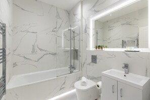 Ensemble baignoire-douche, séchoir à cheveux, serviettes fournies, savon
