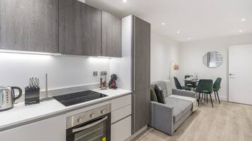 Køleskab, mikrobølgeovn, ovn, kogeplade