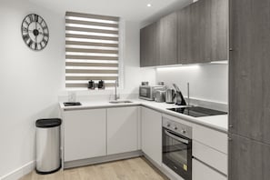 Réfrigérateur, micro-ondes, four, plaque de cuisson