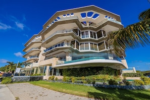 Exterior - Luxury Ocean view condo near Renaissance Marketplace Area (Oranjestad)