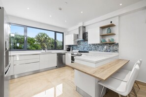 Jääkaappi, uuni, liesi, astianpesukone