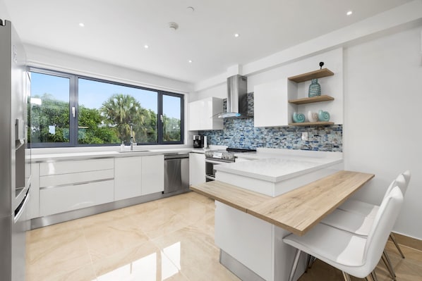 Refrigerador, horno, parrilla de estufa y lavavajillas