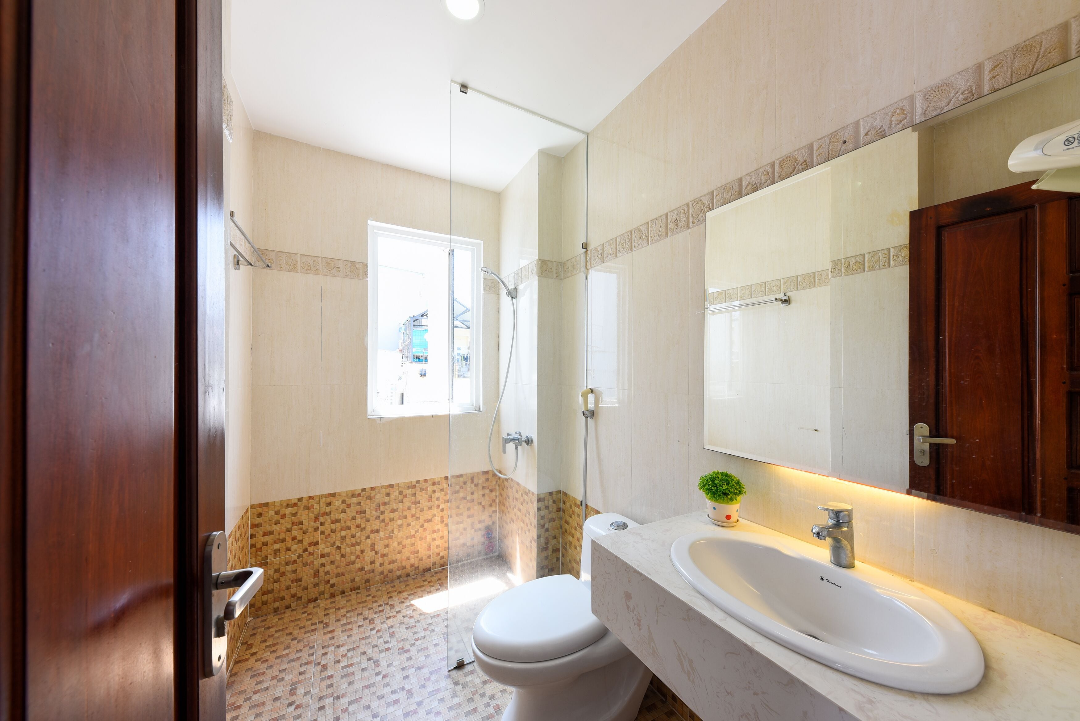 Een douche, een regendouche, een haardroger, pantoffels