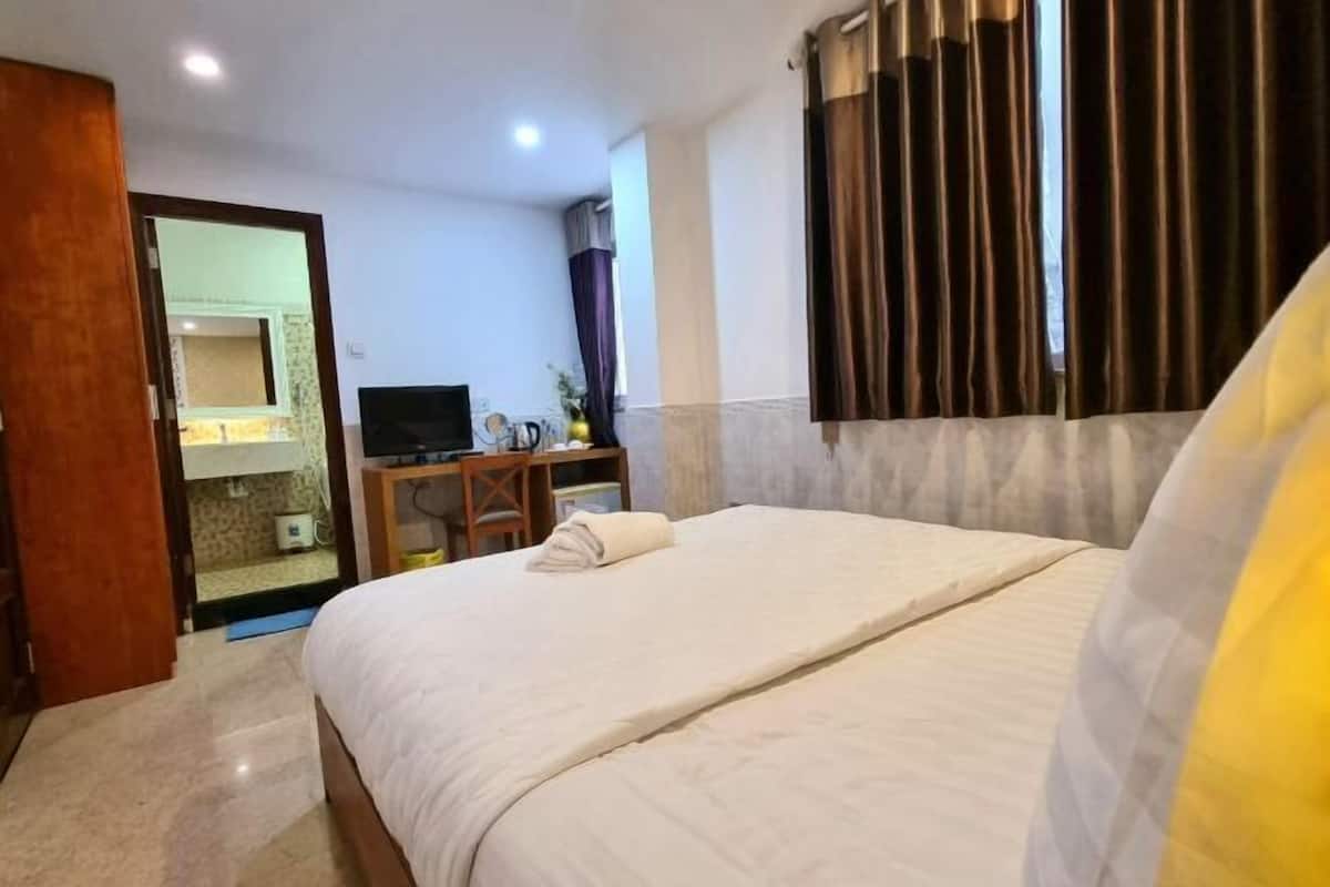 Minibar, individually furnished, desk, laptop workspace