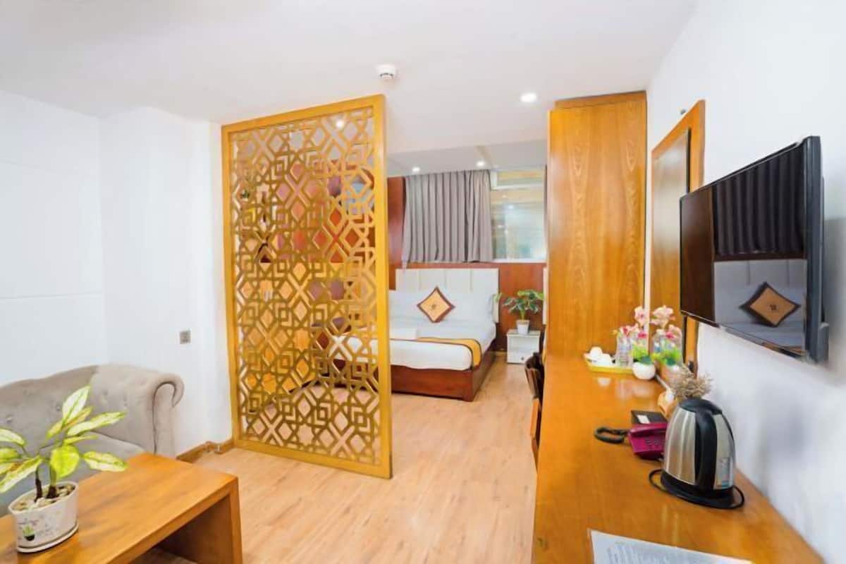 Minibar, individually furnished, desk, laptop workspace
