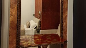 خزنة داخل الغرفة ومكتب وستائر تعتيم وواي فاي مجانًا