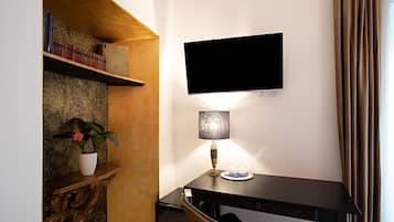 Quarto casal urbano | Cofres nos quartos, escrivaninha, cortinas blackout, Wi-Fi de cortesia