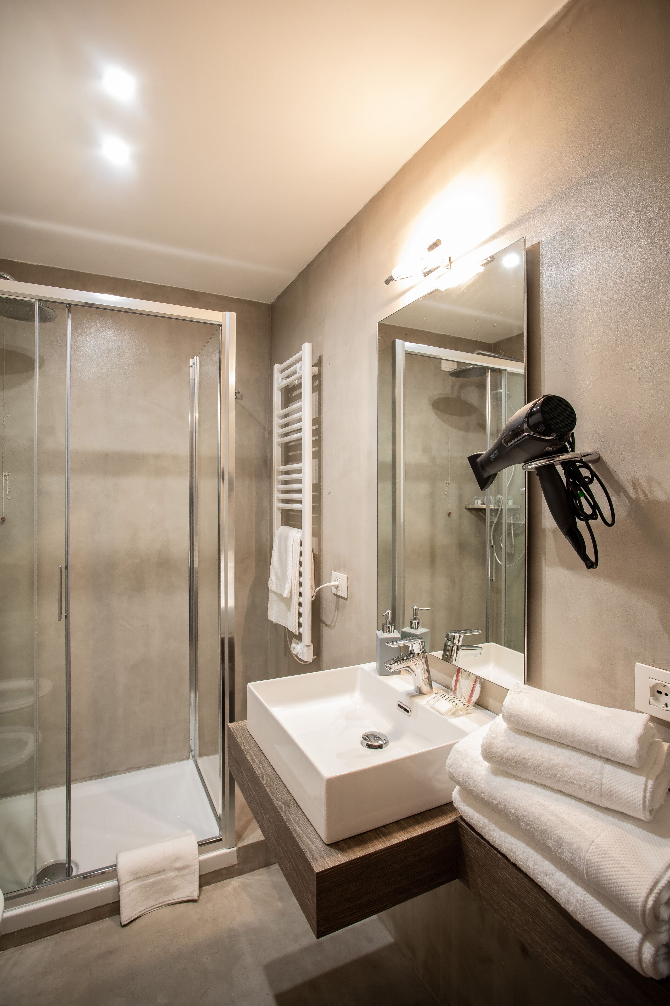 Habitación Confort doble | Baño | Ducha, cabezal de ducha tipo lluvia, secador de pelo y bidé