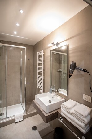 Panoramic Double Room | Bathroom | Shower, rainfall showerhead, hair dryer, bidet - Ludus Rooms (Rome)