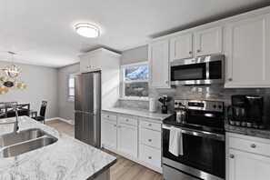Geladeira, micro-ondas, fogão, cooktop
