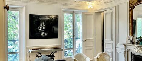 Télévision, cheminée, lecteur de DVD, baby-foot