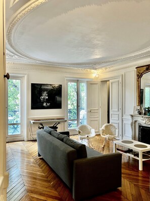 تلفزيون، مدفأة، مشغل دي في دي، كرة قدم الطاولة