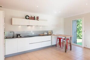 Réfrigérateur, micro-ondes, four, lave-vaisselle