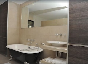 Douche, sĂšche-cheveux, serviettes fournies, savon
