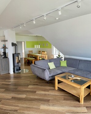 Fernseher, Kamin, Bücher