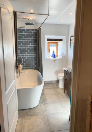 Hair dryer, towels, soap, shampoo - Contemporary Barn Conversion by a Medieval Chateau (Brigueil-le-Chantre)