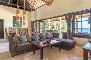 Televisión, reproductor de DVD, libros y videoteca 