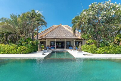 Villa Sali: luxury beach villa with staff!