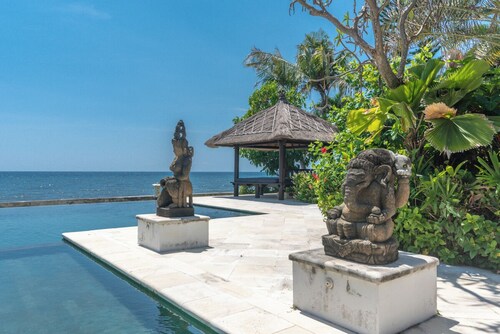 Villa Sali: luxury beach villa with staff!