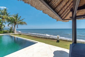 Alberca infinita y camastros 