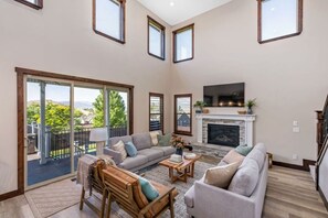Smart TV, chimenea, libros y estéreo 