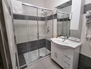 Habitación doble Confort de uso individual, 1 habitación, baño privado, vista a la montaña | Baño | Regadera tipo lluvia, secadora de cabello, bidet, toallas