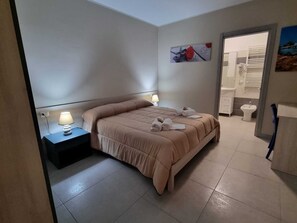 Habitación doble Confort de uso individual, 1 habitación, baño privado, vista a la montaña | Escritorio y wifi gratis