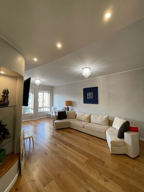 Een smart-tv en een open haard