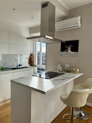 Een koelkast, een magnetron, een oven, een kookplaat